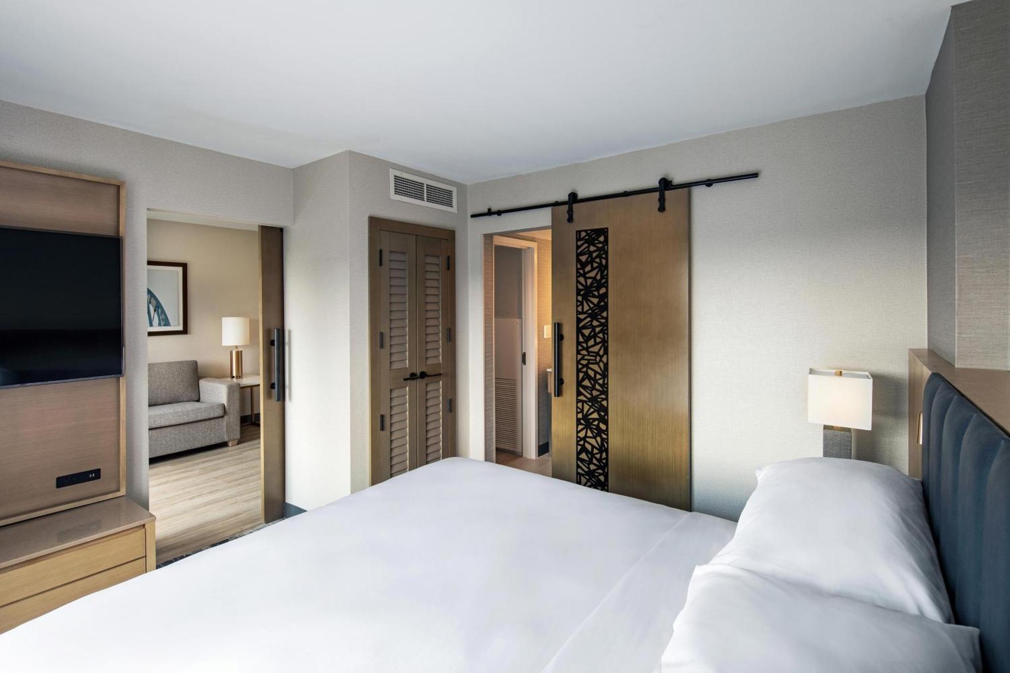 Sheraton Suites Columbus Worthington Exterior photo